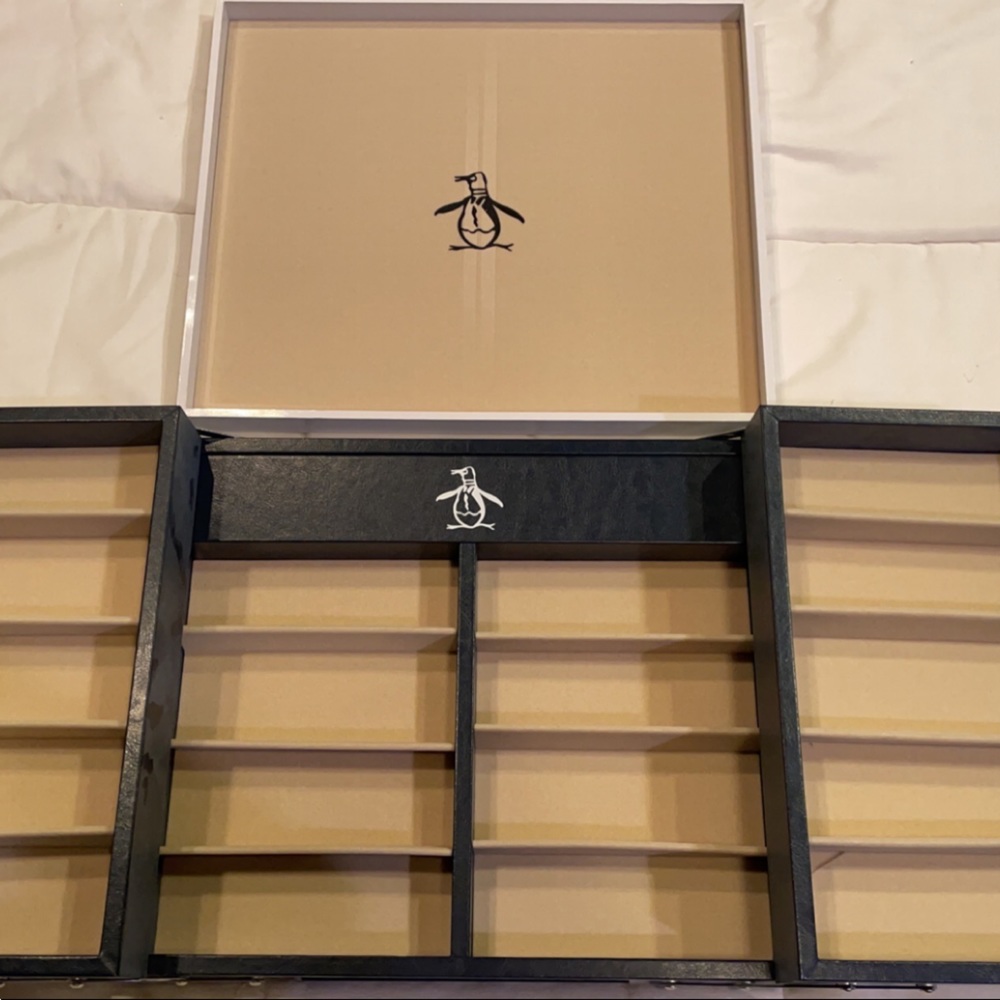 COPY - Original Penguin Brand 18pc eyeglass display case!